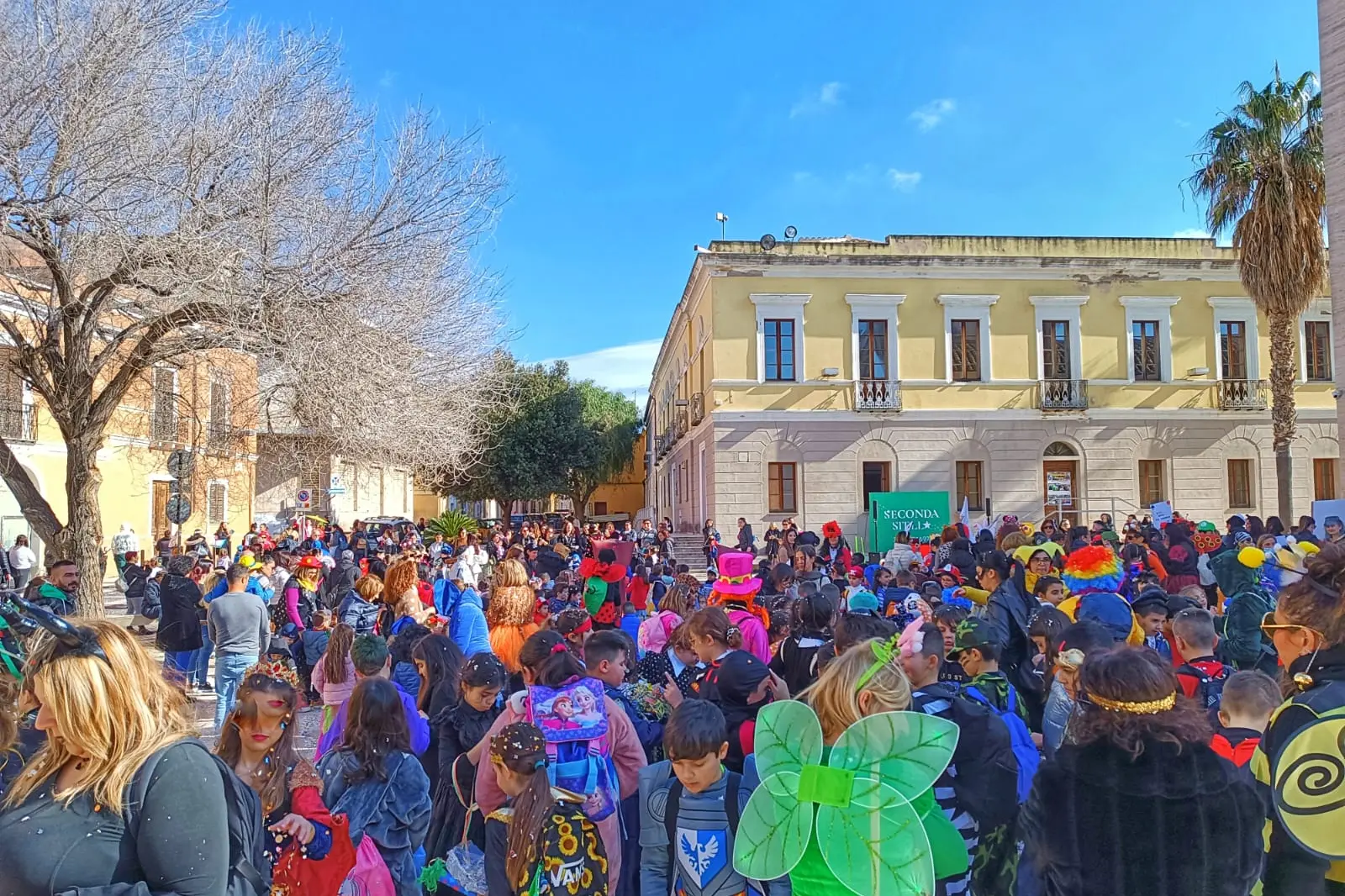 La sfilata del carnevale tenutasi su iniziativa della scuola per il giovedì grasso (foto Serreli)