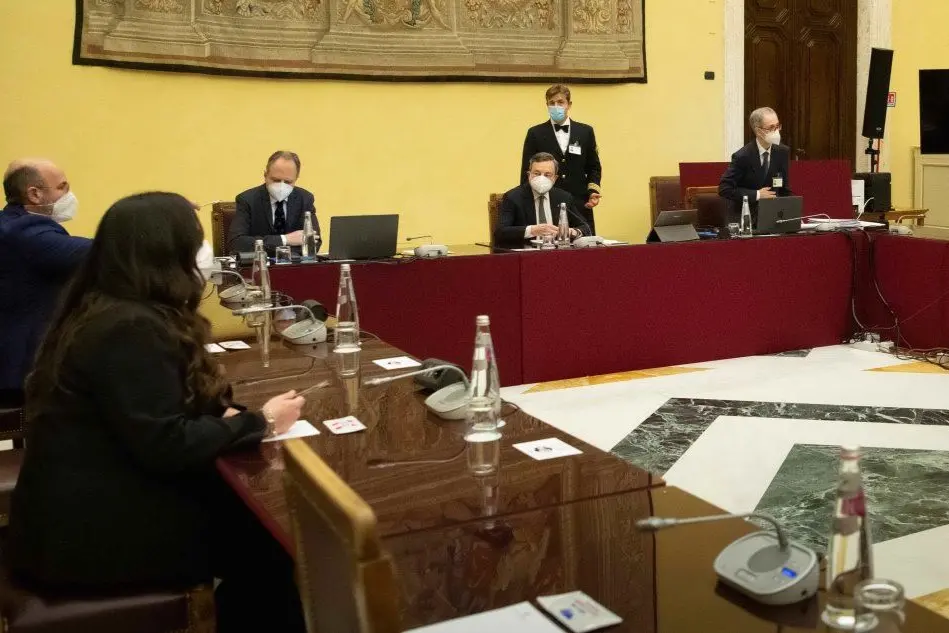 Draghi con la delegazione M5S (foto Twitter)