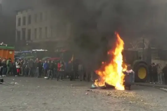 Bruxelles, agricoltori contro agenti, lancio di patate e lacrimogeni