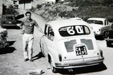 Un'immagine d'epoca di un giovane Gianni Vacca durante un rally