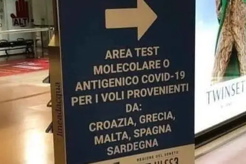Il cartello all'aeroporto di Venezia (Ansa)