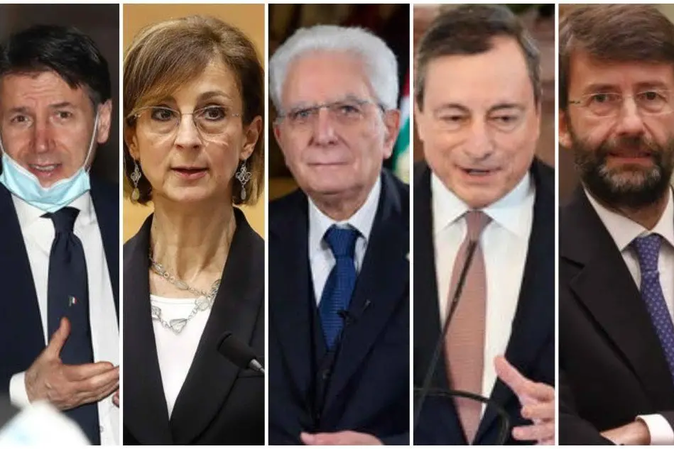 Da sinistra: Conte, Cartabia, Mattarella, Draghi e Franceschini (Ansa)