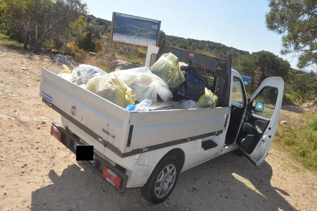 Uno dei mezzi usati per trasportare i rifiuti raccolti (Foto concessa)