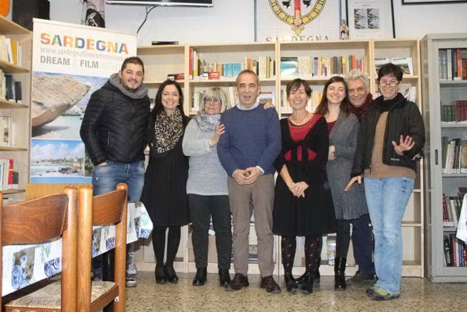 Al centro, Enzo Cugusi con alcuni componenti il gruppo direttivo del circolo Gramsci di Torino (foto Enzo Cugusi)