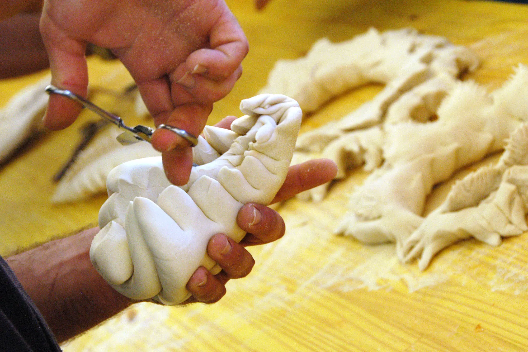 La preparazione de su coccoi (foto archivio Us)