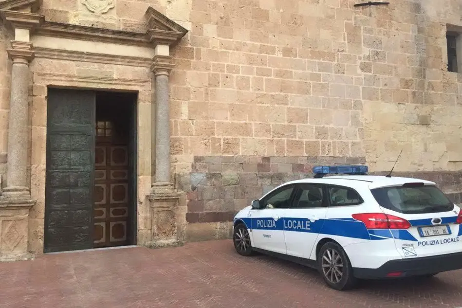 La polizia municipale davanti alla Cattedrale
