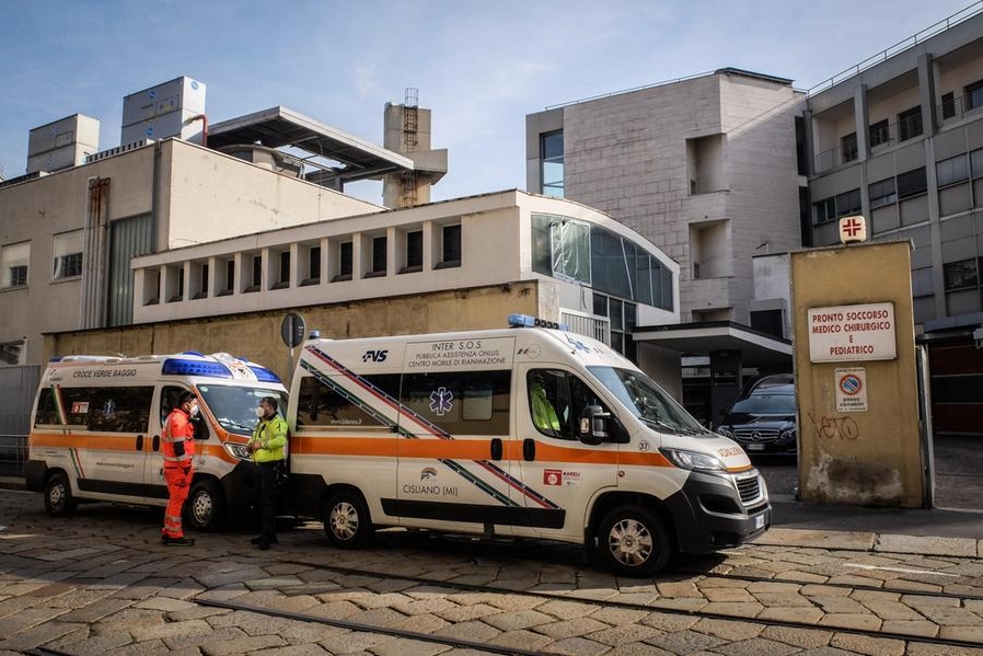 Il pronto soccorso dell'ospedale Fatebenefratelli a Milano (Ansa)