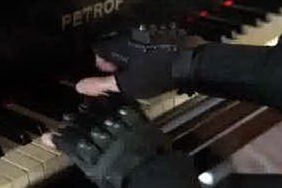 Joao Carlos Martin, il pianista brasiliano torna a suonare grazie ai guanti hitech