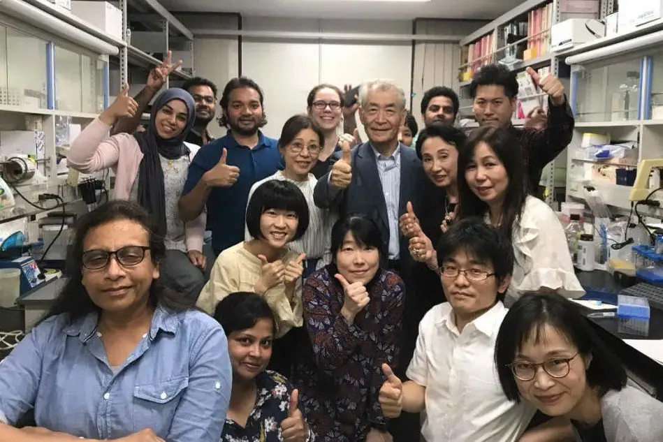 Il premio Nobel Tasuku Honjo cricondato dal suo team di ricerca a Kyoto (foto facebook @NobelPrize)