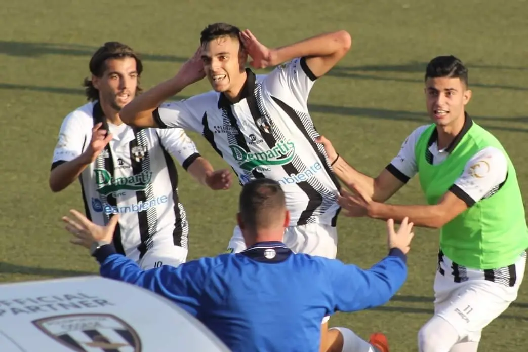Nella foto i giocatori dell'Ossese festeggiano un gol in questa stagione (foto Tellini)