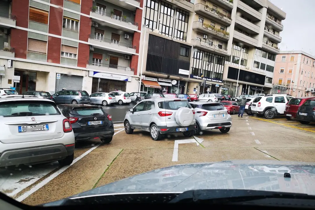 Wild parking in Piazza Repubblica (Aic)