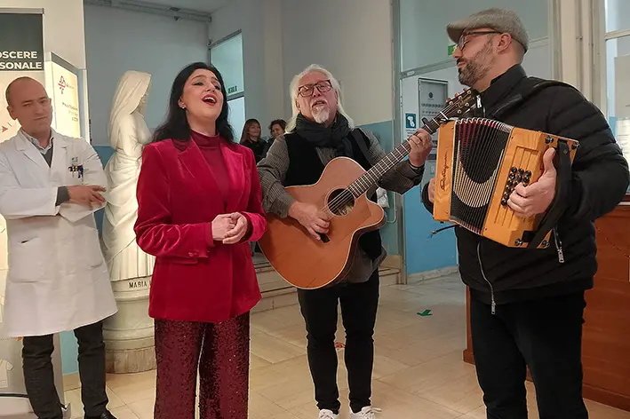 I tre artisti nell'Ospedale di Ozieri (foto ufficio stampa)