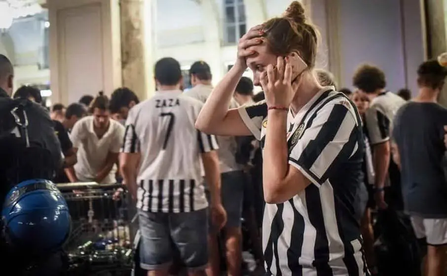 In piazza a Torino ci sono almeno 30mila persone ad assistere alla finale di Champions tra Juve e Real Madrid