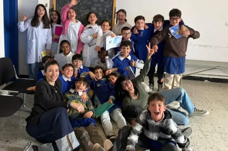 La classe V B con le insegnanti (foto concessa e autorizzata dalla scuola)