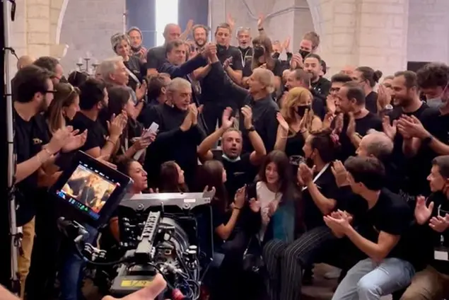 Emozione sul set per l'addio di Terence Hill a Don Matteo (foto Ansa)