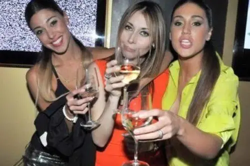 Belen Rodriguez a cena con le amiche