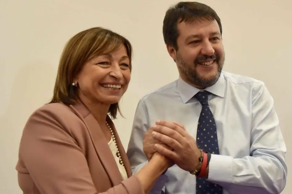 Donatella Tesei, vincitrice delle elezioni in Umbria, e Matteo Salvini (Ansa)