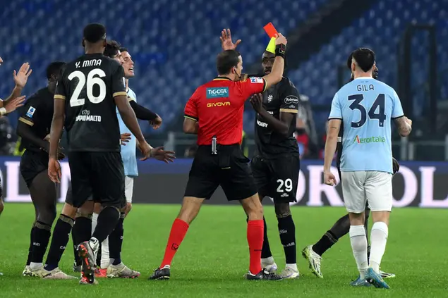 L'arbitro di Lazio-Cagliari, Giovanni Ayroldi, espelle Michel Adopo (foto Ansa)
