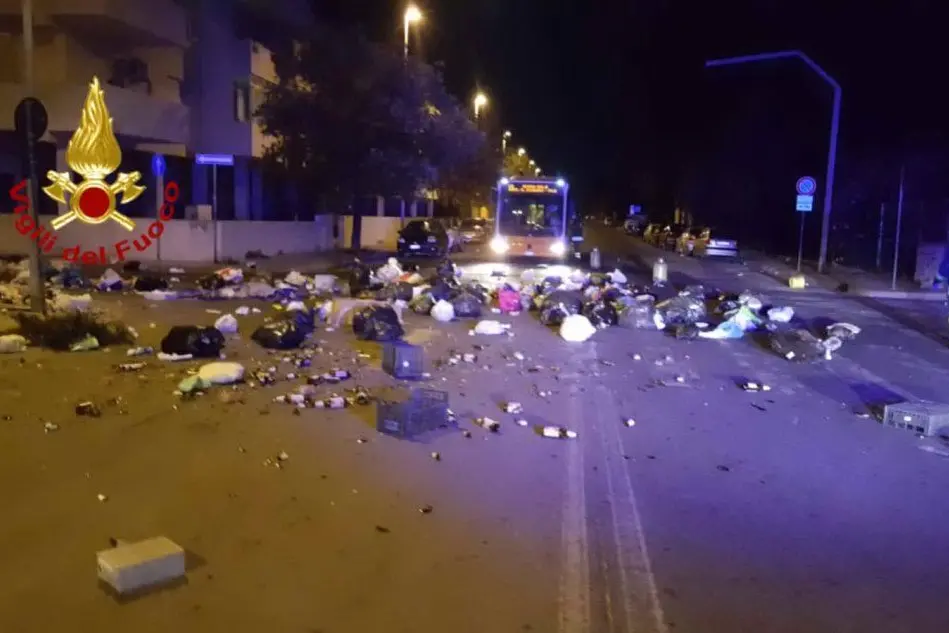 I sacchi dell'immondizia gettati in strada in viale della Musica (Foto vigili del fuoco)
