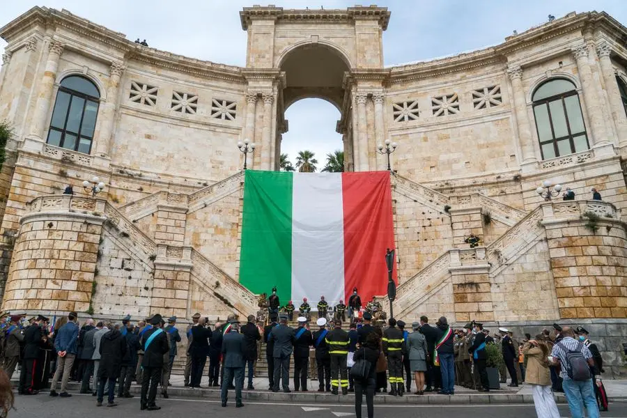 L'enorme tricolore a Cagliari (foto dell'Esercito)