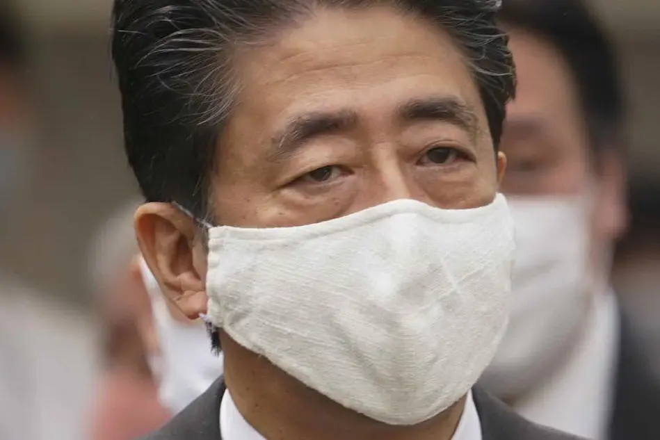 Il premier giapponese Shinzo Abe (foto Ansa/Epa)