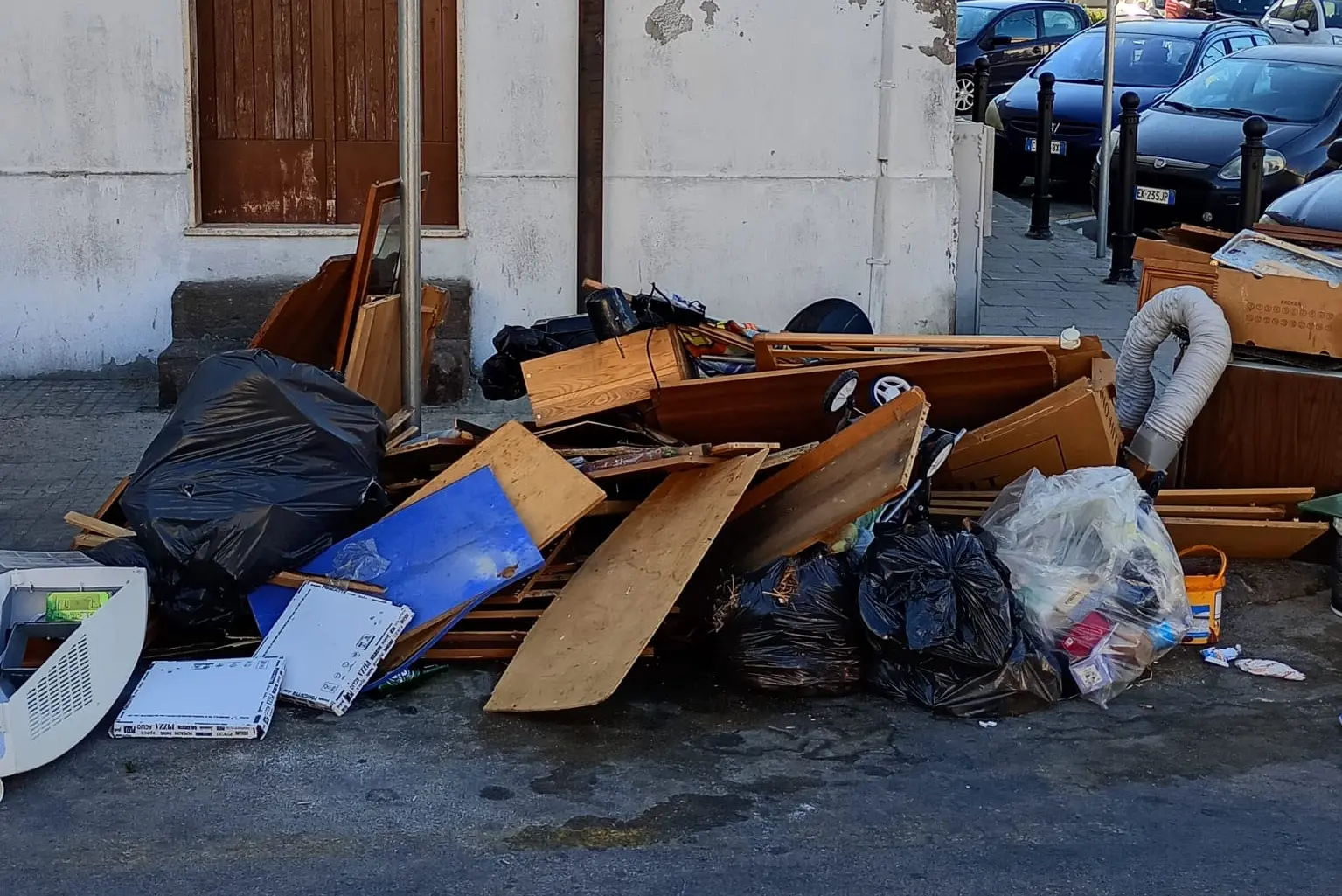 Rifiuti abbandonati per strada
