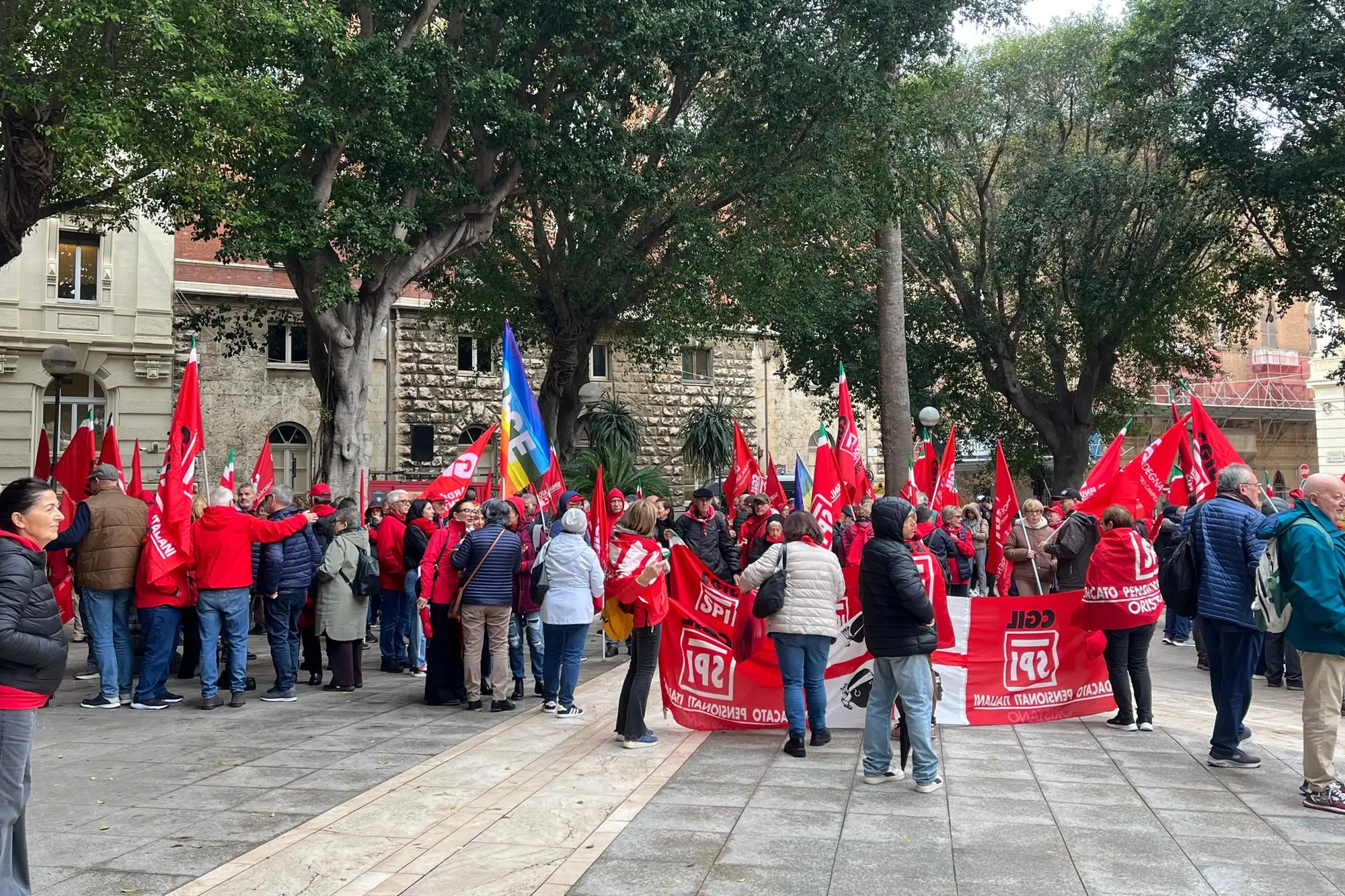 Pensionati in piazza a Cagliari (Foto Umberto Zedda)