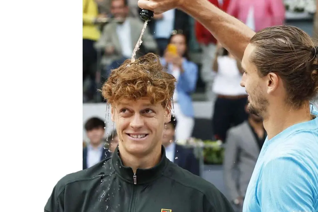 epa12930216 Jannik Sinner (L) of Italy celebrates after winning the men's singles finals match as Alexander Zverev of Germany pours champagne on him at the Madrid Open tennis tournament in Madrid, Spain, 03 May 2026. EPA/CHEMA MOYA