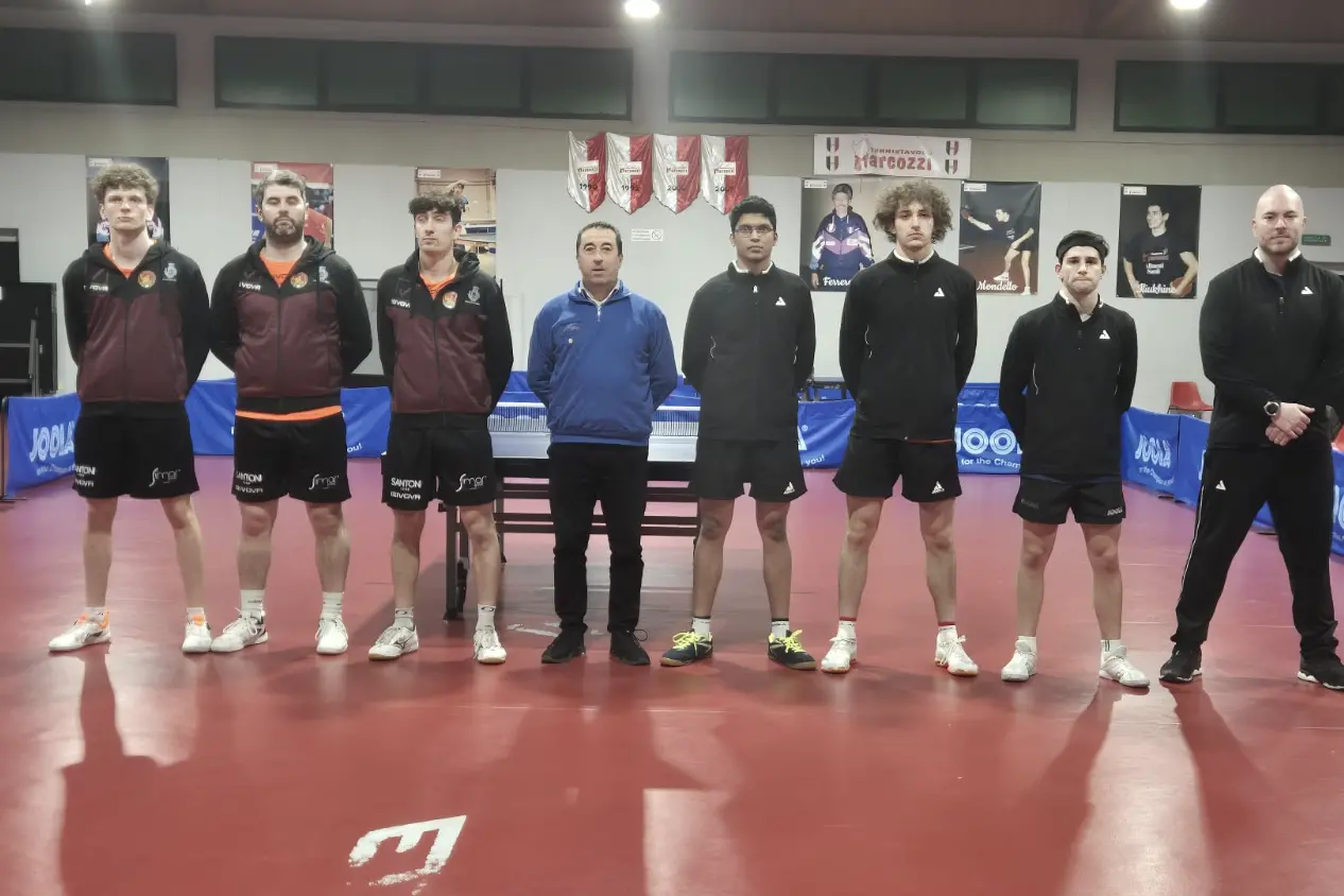 Da sin. Servigliano e Marcozzi nella fase preliminare del match disputato ieri al Palatennistavolo (Foto concessa dall'ASD Marcozzi)