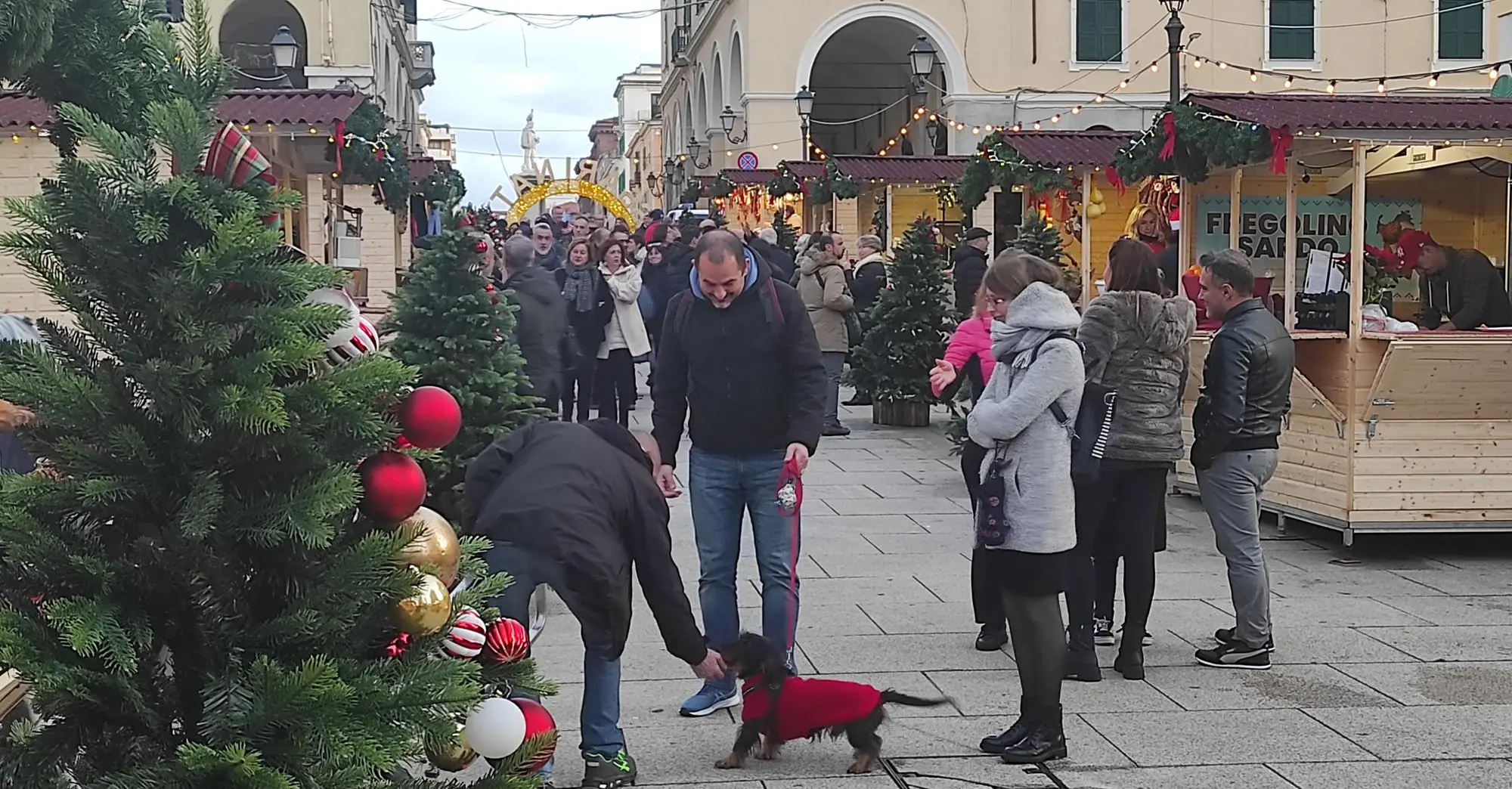 Il mercatino di Natale in piazza Castello (foto G. Marras)