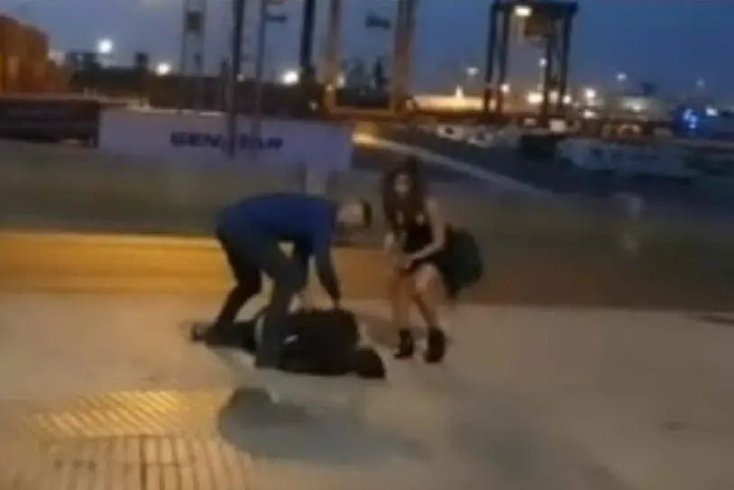 Una fase del pestaggio (fermo immagine)