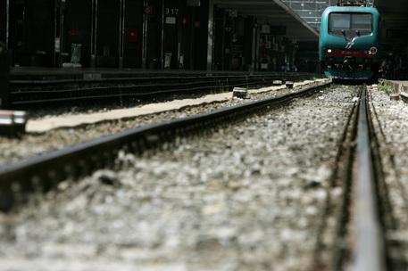 Cammina sui binari, il treno lo travolge: muore un 21enne