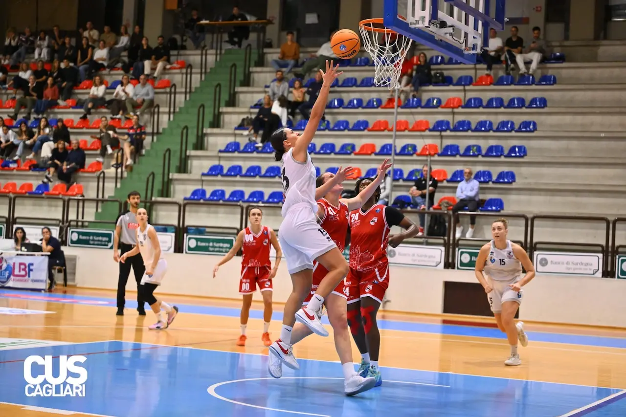 L'ala del Cus Tea Peric al tiro (foto Chiaramida)