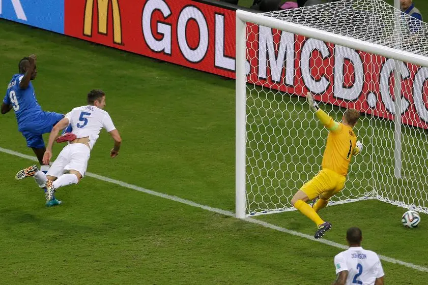 Il gol di Mario Balotelli nel successo azzurro sull'Inghilterra ai mondiali di\u00A0Brasile 2014. (AP)