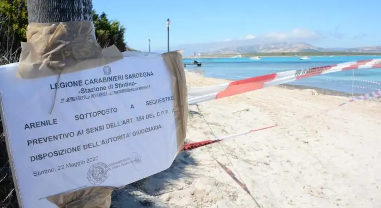 Il sequestro della spiaggia a Stintino nel 2020 (L'Unione Sarda)