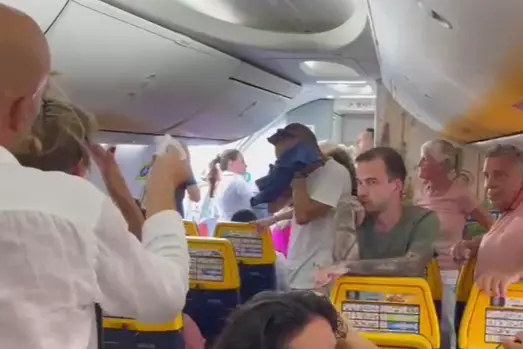 Un frame dal video girato a bordo del volo Ryanair (L'Unione Sarda)