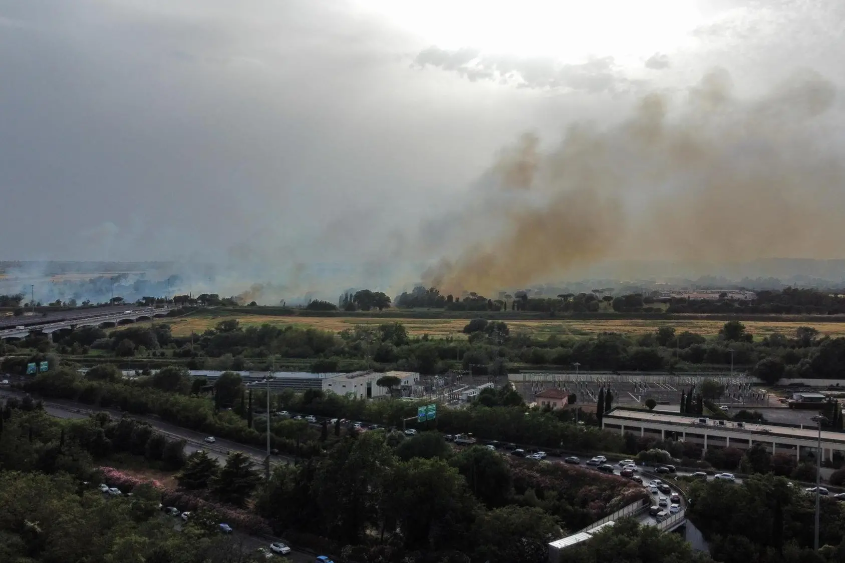 Una veduta aerea dell'incendio di Parco De Medici che ha causato la chiusura del GRA, Roma, 27 giugno 2022. ANSA/ EMANUELE VALERI