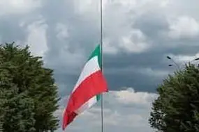 La bandiera a mezz'asta, simbolo di lutto, pubblicata sulle pagine social dell'Arma (foto carabinieri)