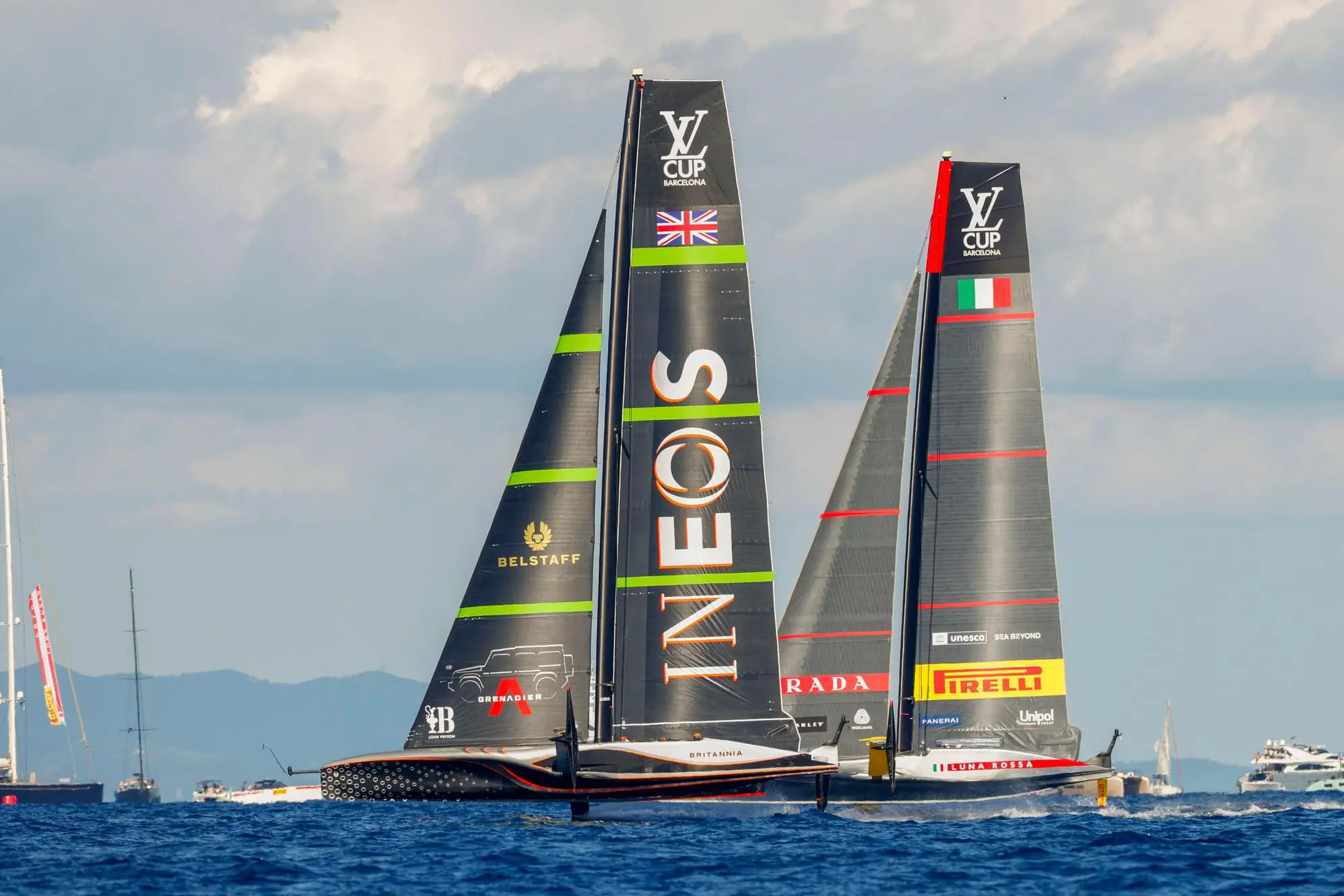 Team Luna Rossa Prada Pirelli e team INEOS Britannia (foto Ansa/EPA)