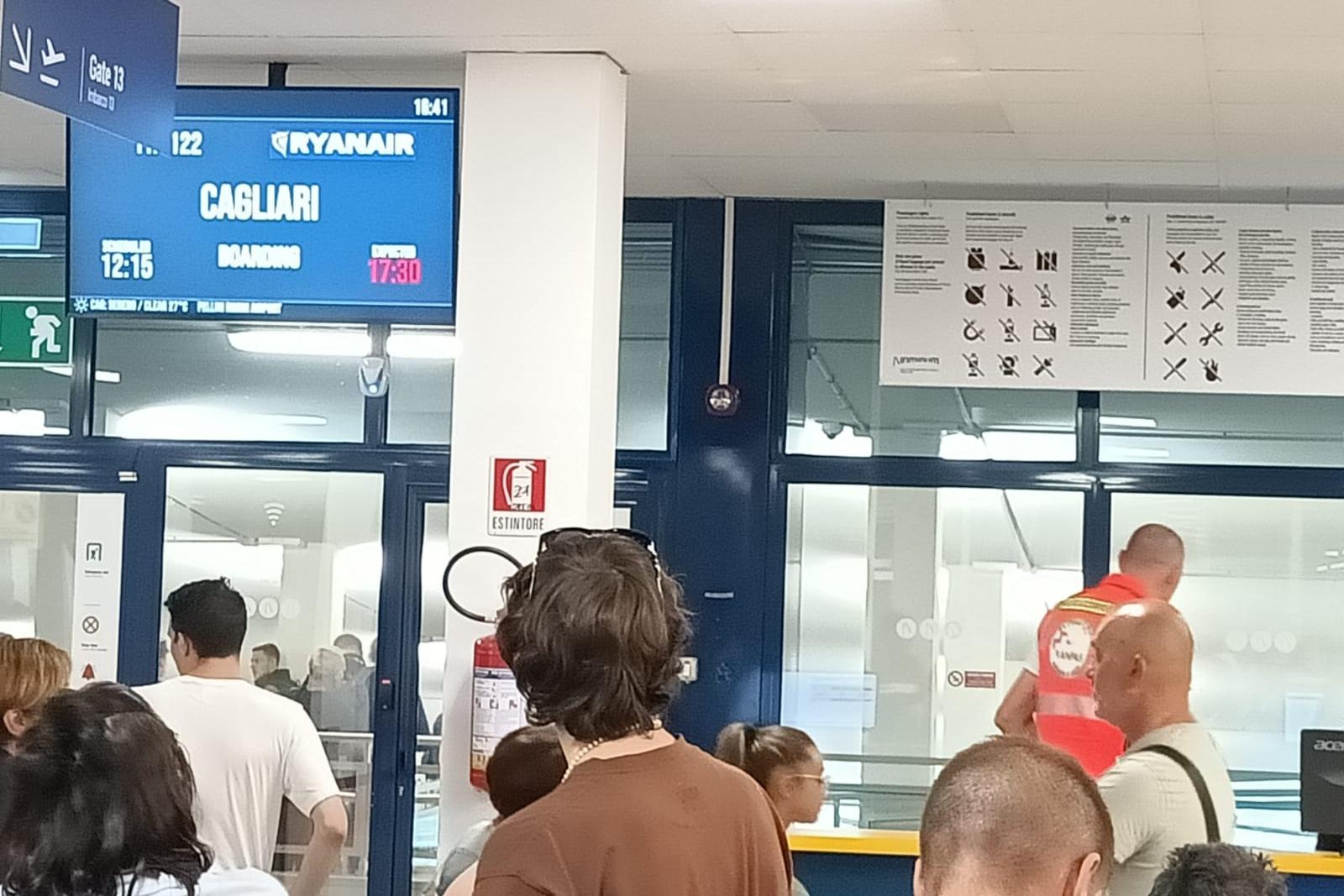 I passeggeri in attesa del volo per Cagliari all'aeroporto di Rimini (Foto inviata dal nostro lettore)