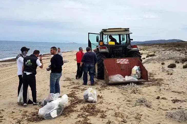 Un momento della pulizia della spiaggia di Li Junchi