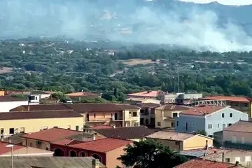 Vasto incendio nelle campagne di Arzachena