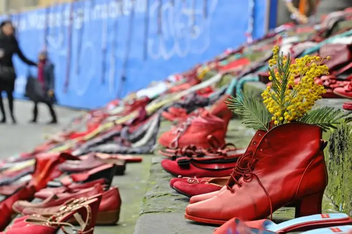 Scarpe rosse esposte in piazza SS. Annunziata in occasione dell'iniziativa 'Scarpe rosse, trecce e solidariet??' per dire no alla violenza sulle donne, Firenze, 8 marzo 2014. ANSA/MAURIZIO DEGL INNOCENTI