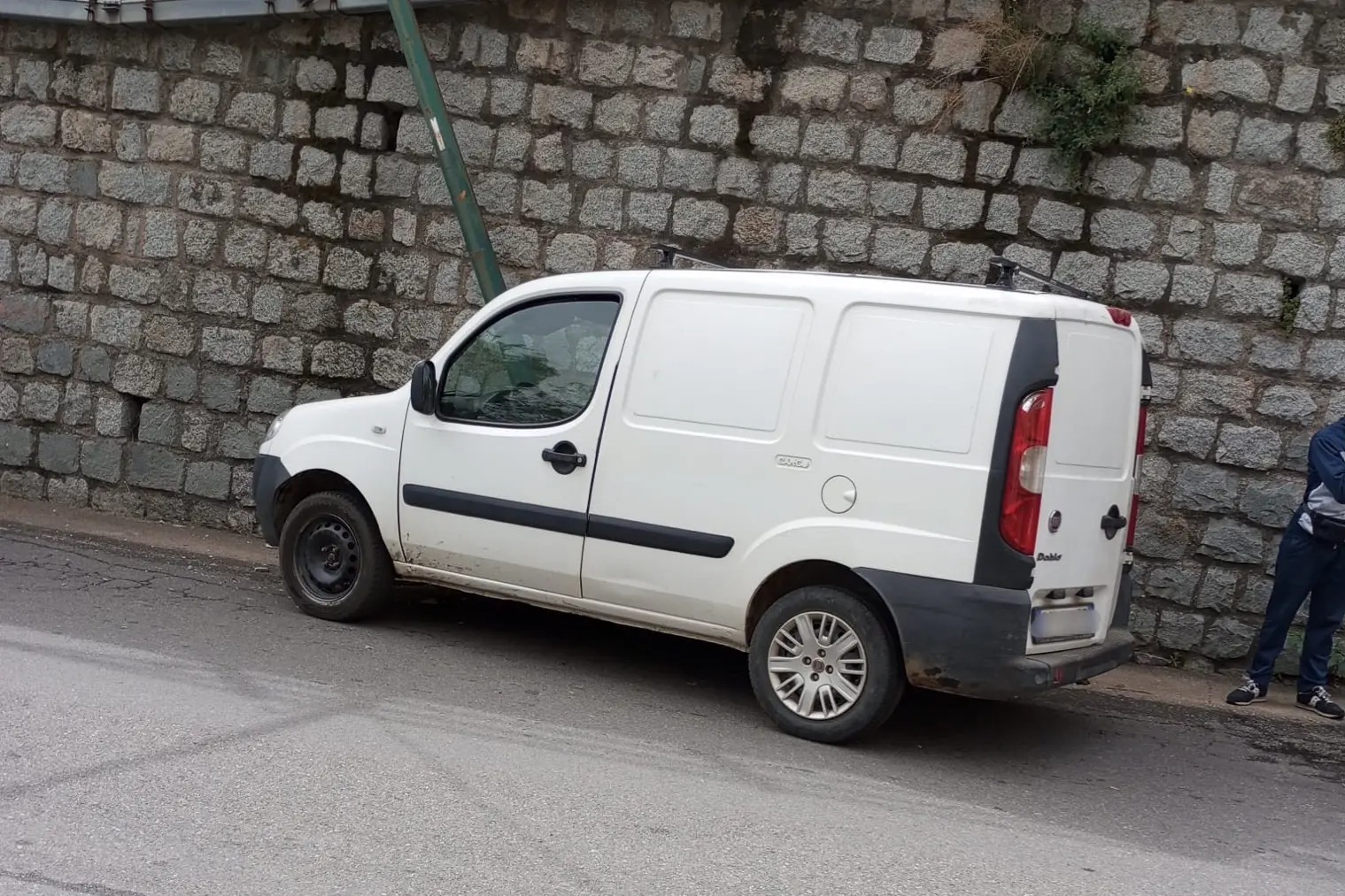 Il Fiat Doblò coinvolto nell'incidente a Lanusei (foto Secci)