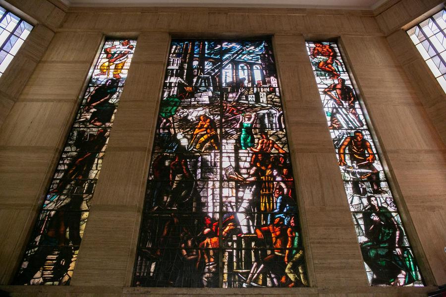 Roma, l’assessore Cani cade dalle scale del Mimit: in frantumi la vetrata di Mario Sironi