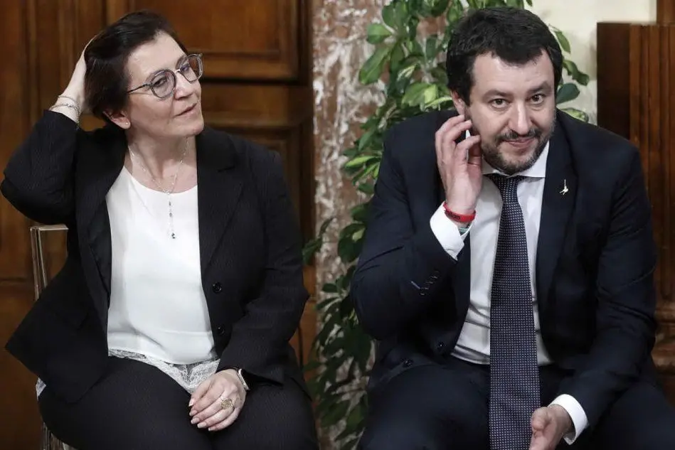 Il ministro della Difesa Elisabetta Trenta e il vicepremier Matteo Salvini (foto Ansa)