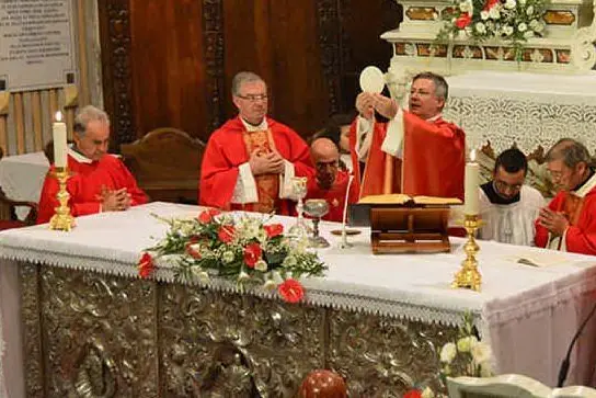 Il vescovo Carboni e don Petronio Floris celebrano messa nella cattedrale (L'Unione Sarda - Pintori)