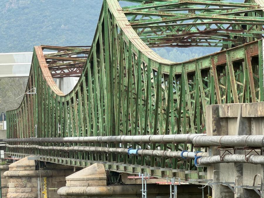 Villaputzu, l’odissea del ponte di ferro tra ritardi e proteste. Salta l’impresa: «Grave inadempimento»