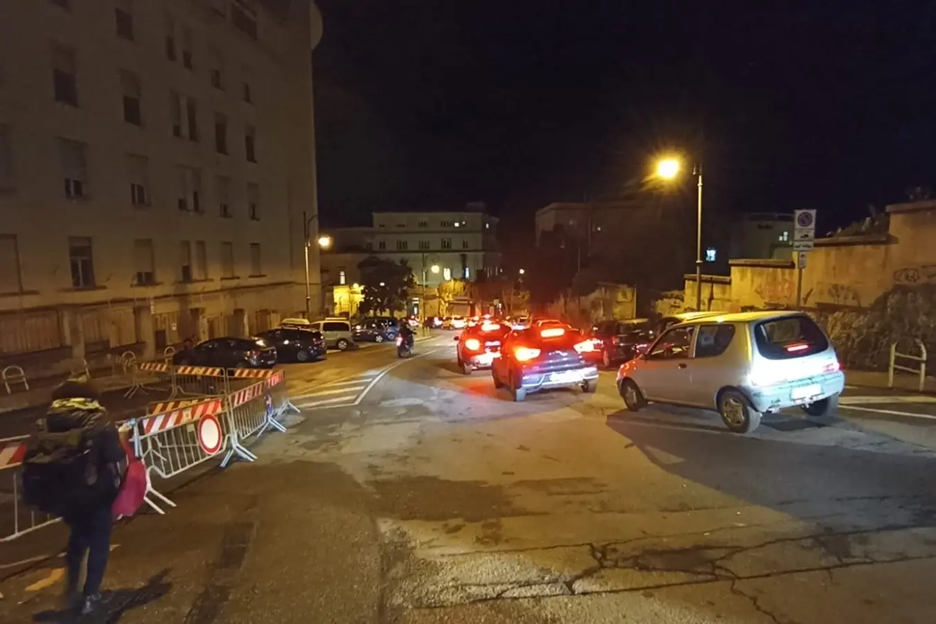 Traffico per la chiusura di via Porcell a Cagliari (Giuseppe Ungari)
