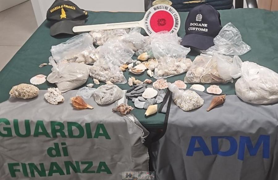 Alghero, turista bloccata in aeroporto con 6 kg di sabbia e ciottoli
